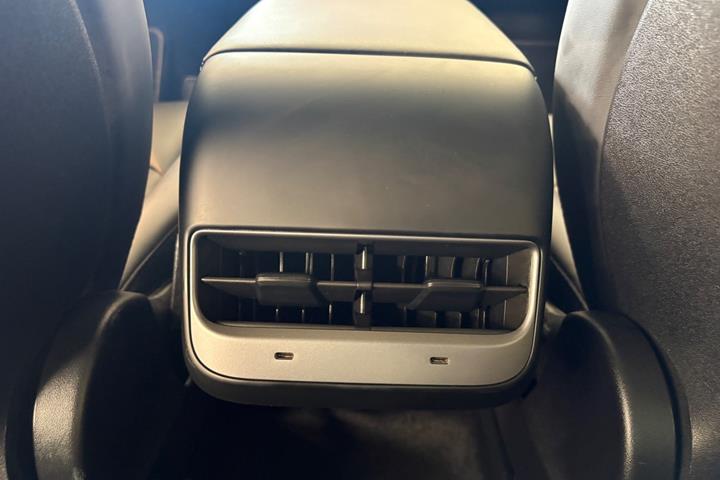 Blå Tesla Model Y fra 2023