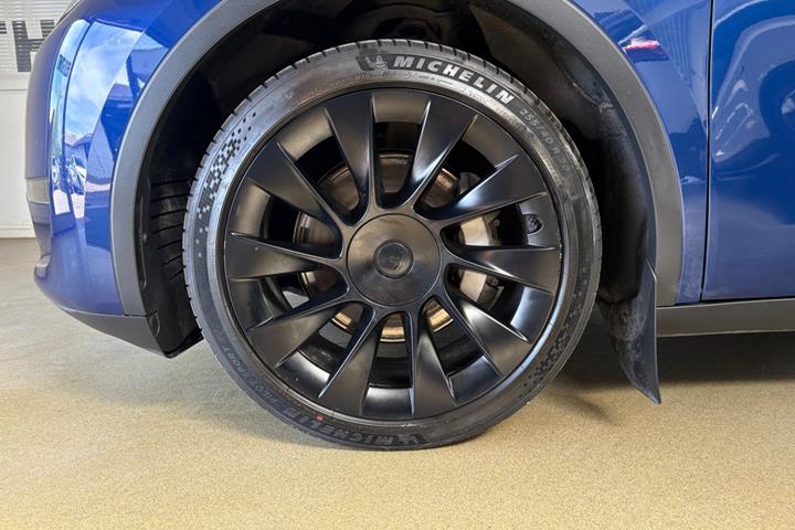 Blå Tesla Model Y fra 2023