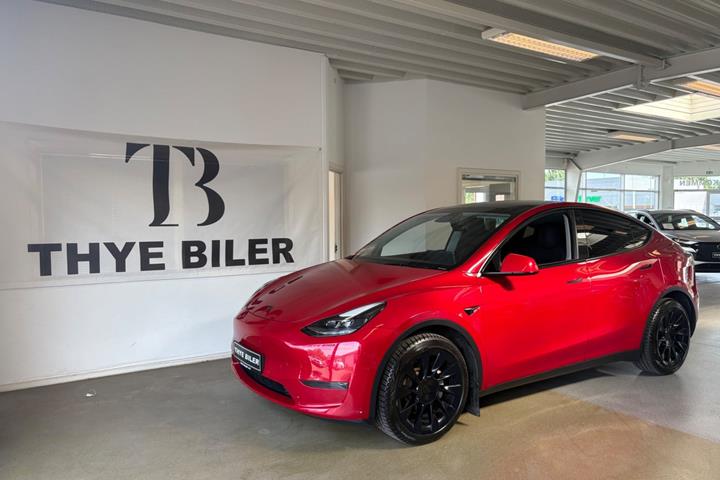 Rød Tesla Model Y fra 2022 set udefra