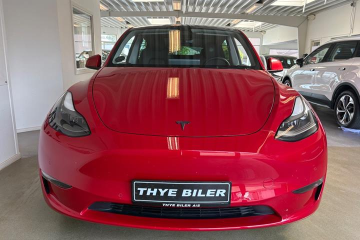 Rød Tesla Model Y fra 2022