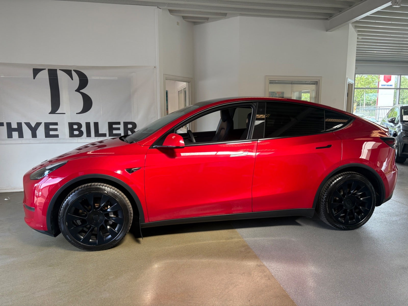 Rød Tesla Model Y fra 2022