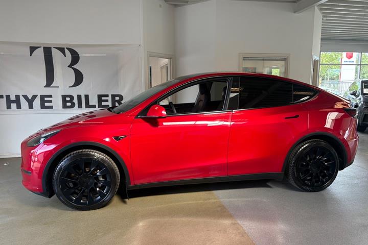 Rød Tesla Model Y fra 2022