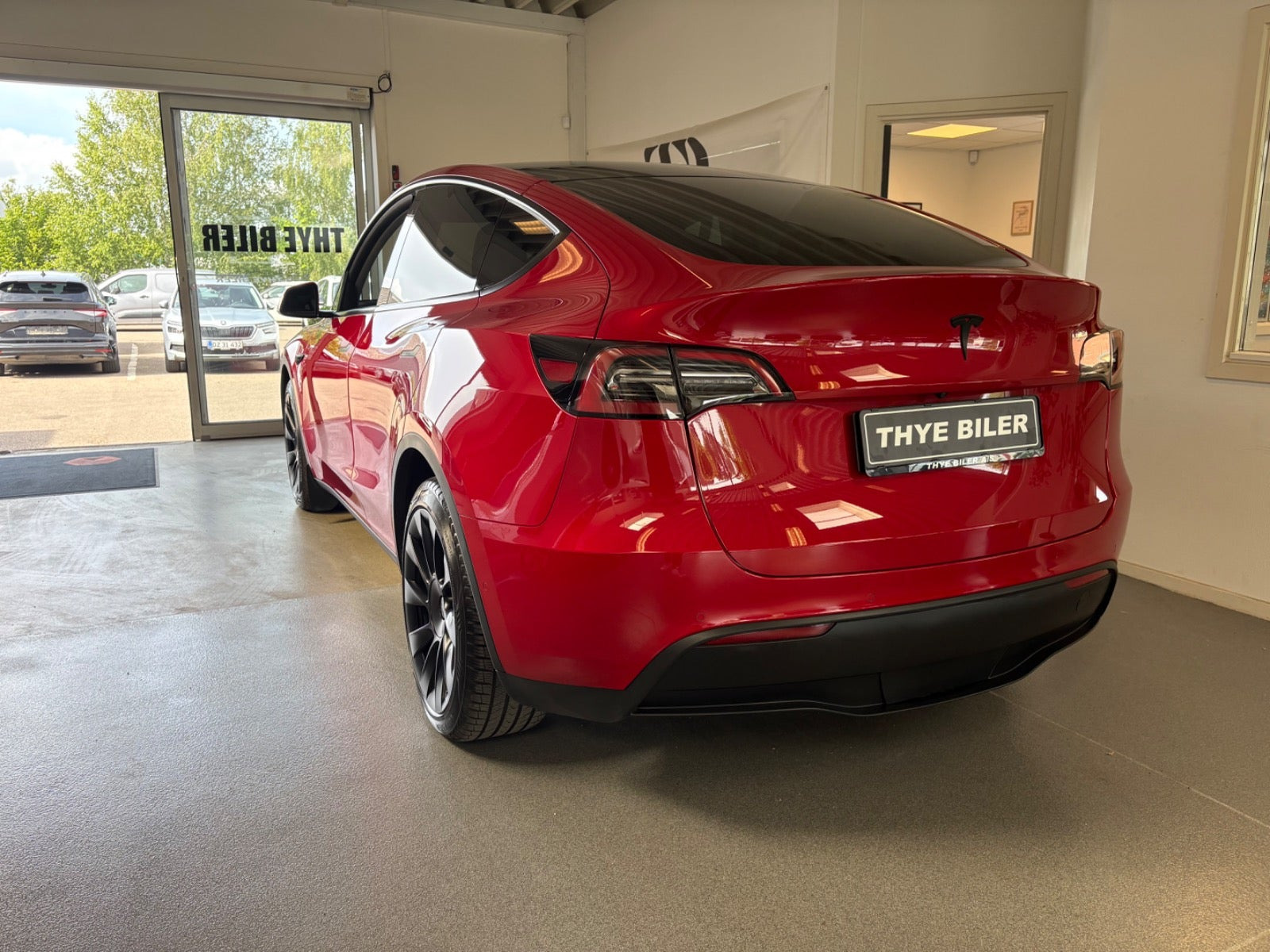 Rød Tesla Model Y fra 2022