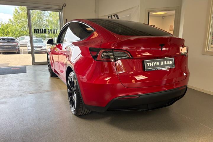 Rød Tesla Model Y fra 2022