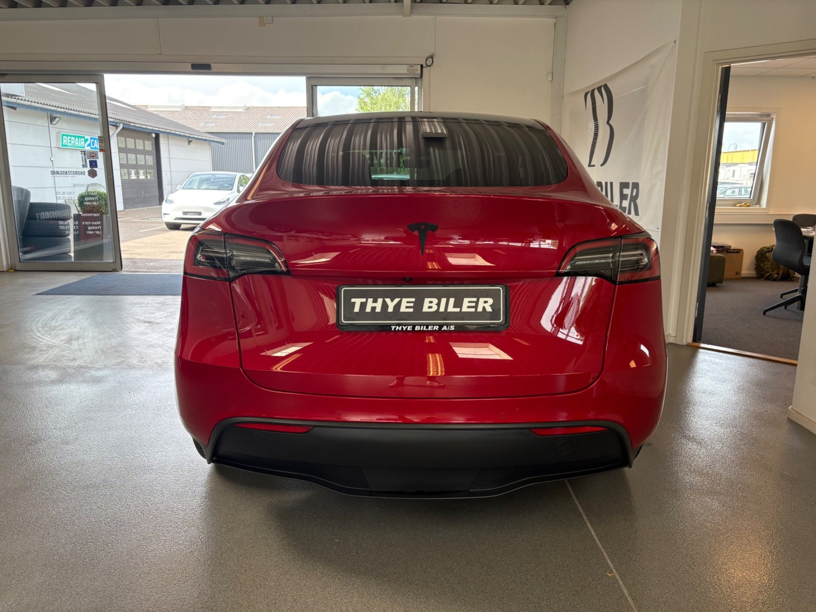 Rød Tesla Model Y fra 2022
