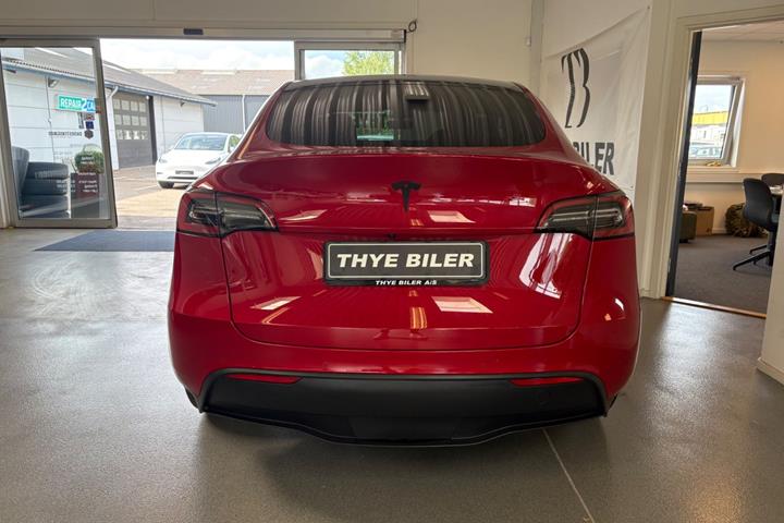 Rød Tesla Model Y fra 2022