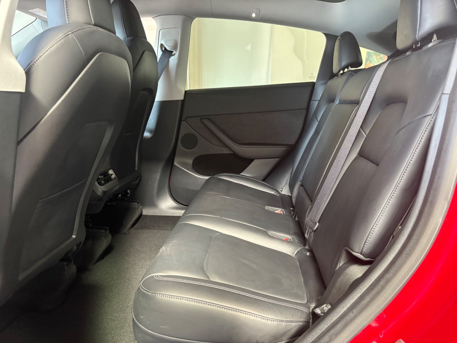 Rød Tesla Model Y fra 2022