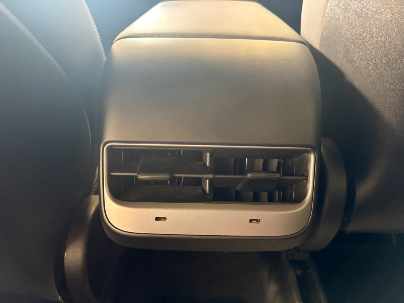 Rød Tesla Model Y fra 2022