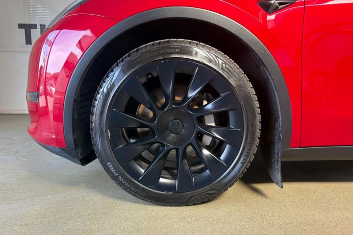 Rød Tesla Model Y fra 2022