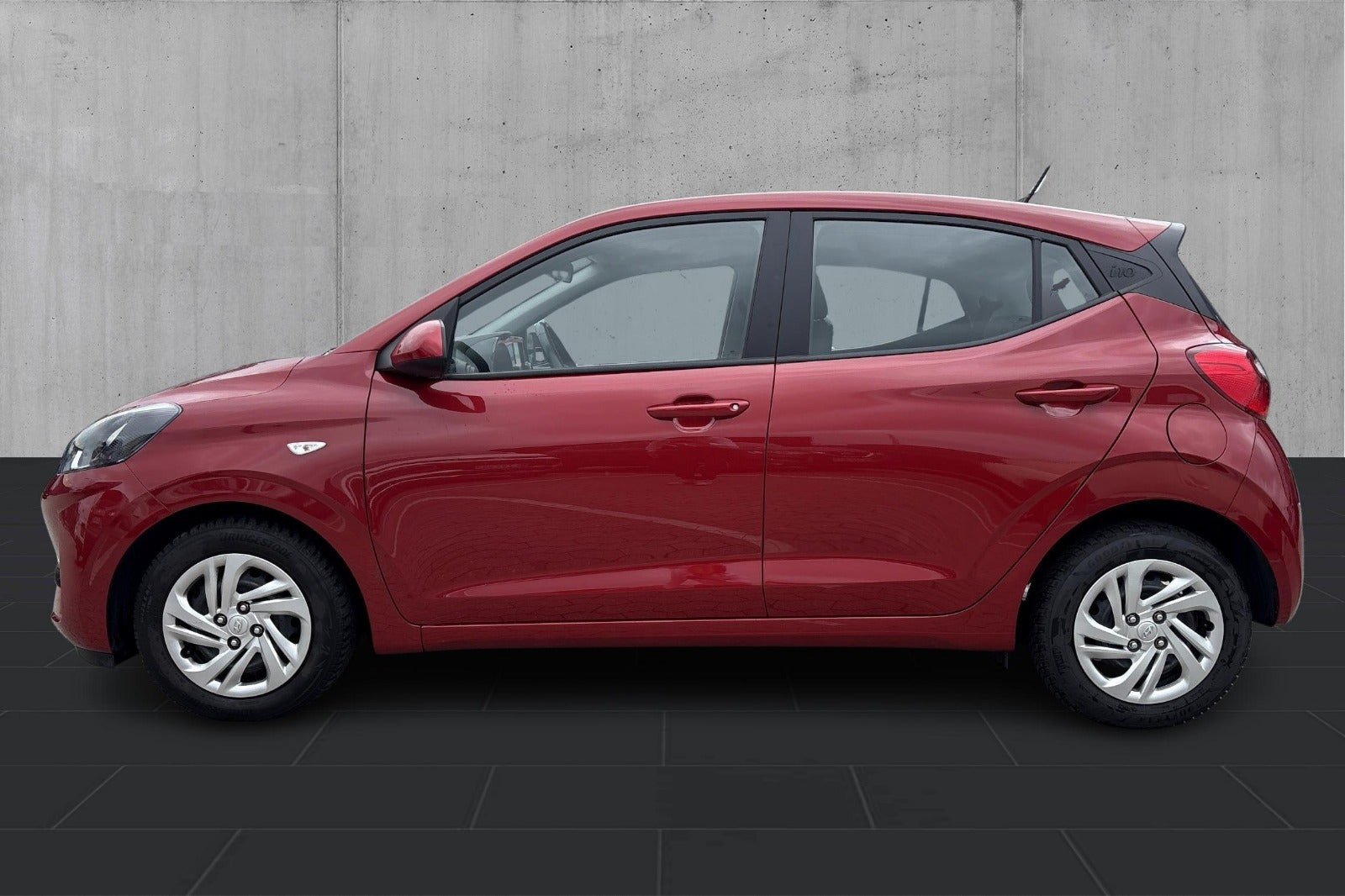 Rød Hyundai i10 fra 2022