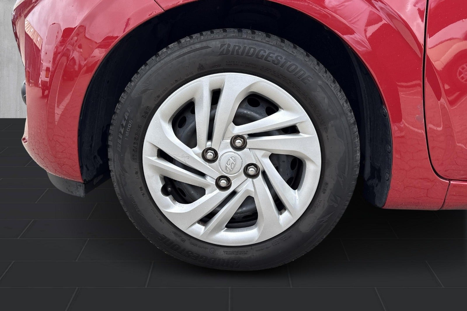 Rød Hyundai i10 fra 2022