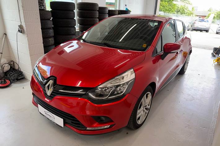 Rød Renault Clio IV fra 2019