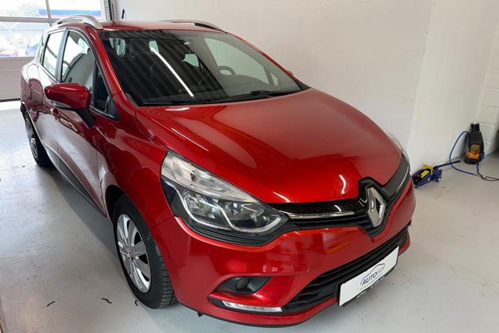 Rød Renault Clio IV fra 2017
