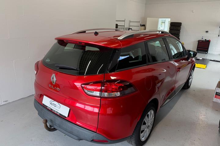 Rød Renault Clio IV fra 2017