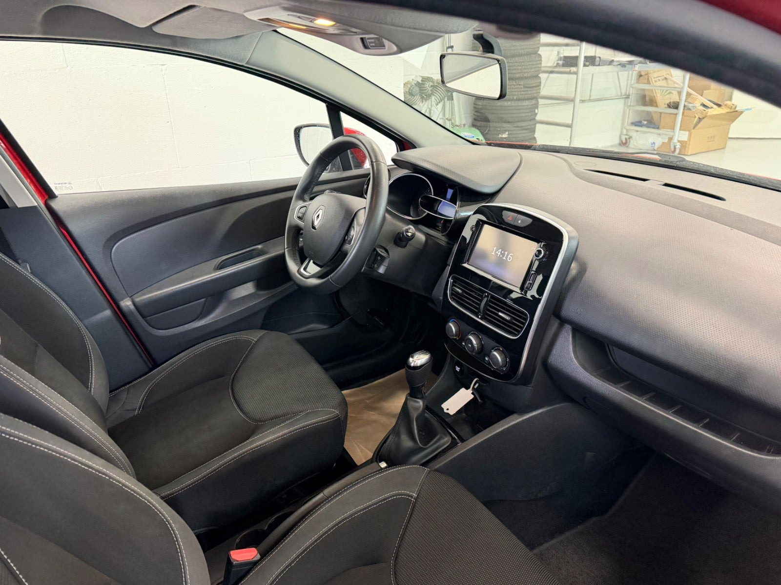 Rød Renault Clio IV fra 2017