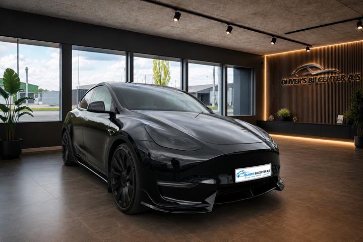 Hvid Tesla Model Y fra 2023 set udefra