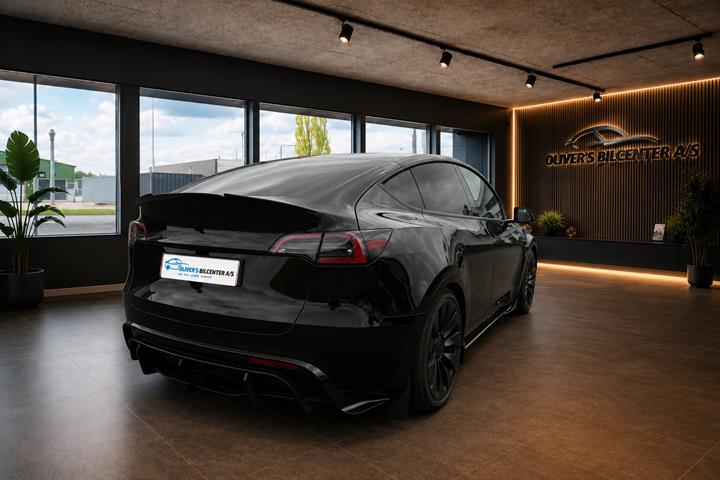 Hvid Tesla Model Y fra 2023
