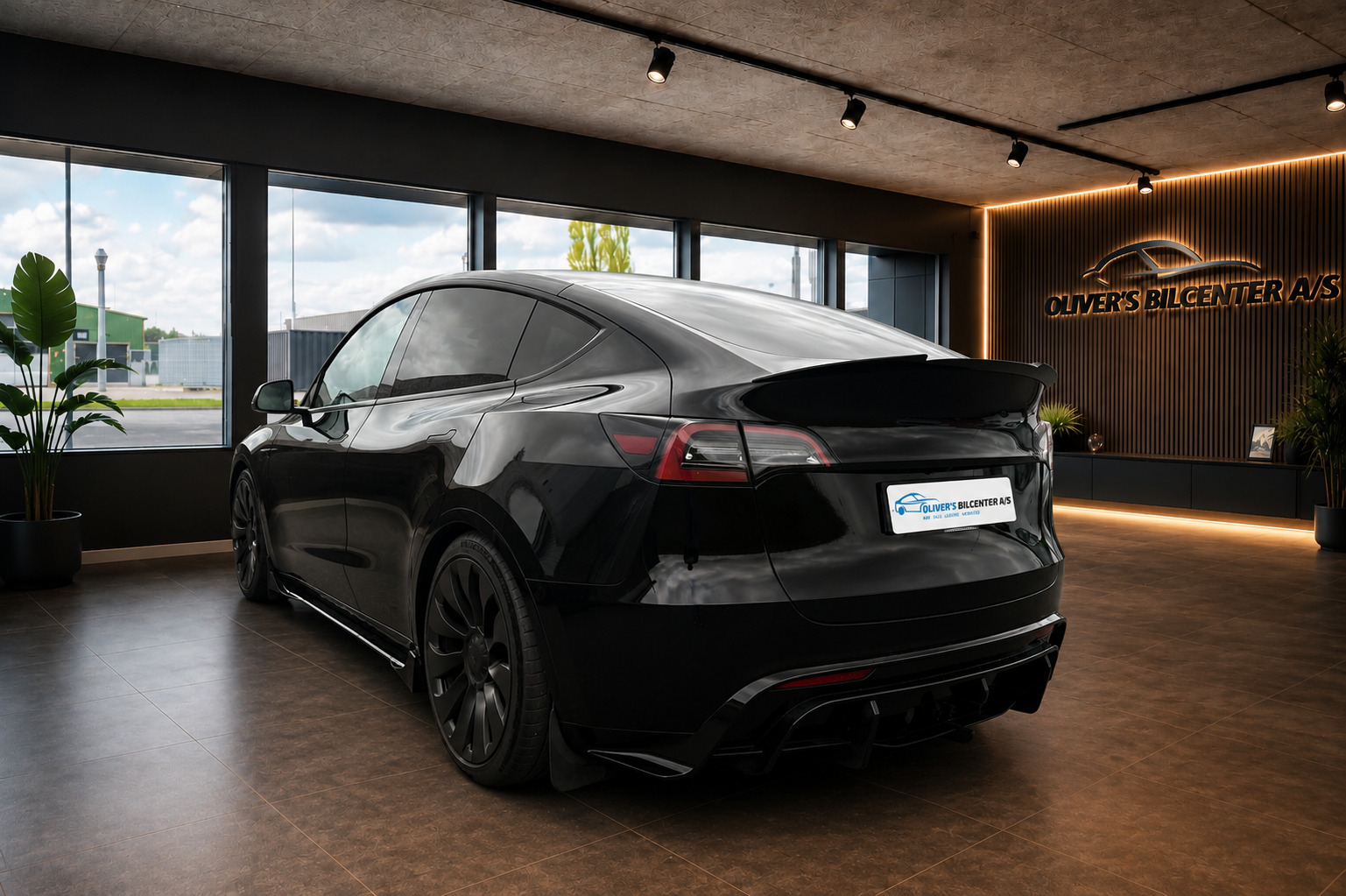 Hvid Tesla Model Y fra 2023