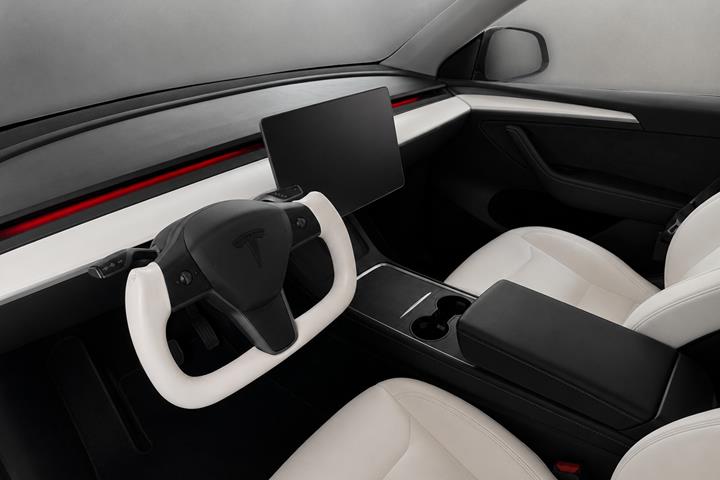 Hvid Tesla Model Y fra 2023