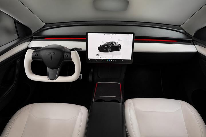 Hvid Tesla Model Y fra 2023