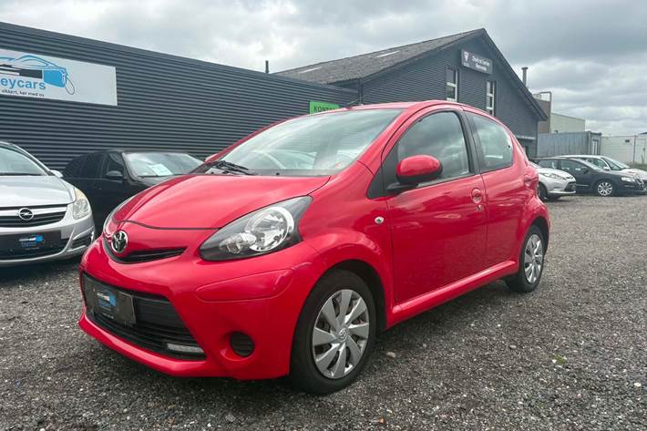 Rød Toyota Aygo fra 2012
