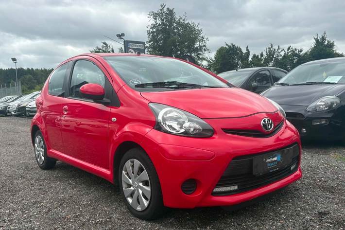 Rød Toyota Aygo fra 2012