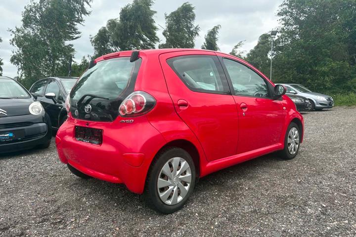 Rød Toyota Aygo fra 2012