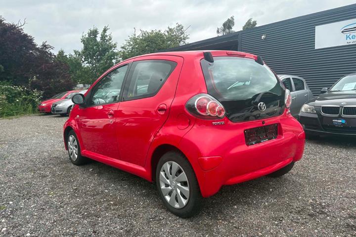 Rød Toyota Aygo fra 2012