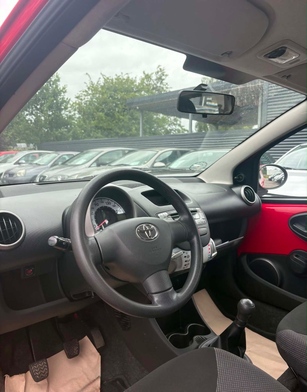 Rød Toyota Aygo fra 2012