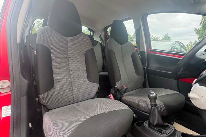 Rød Toyota Aygo fra 2012
