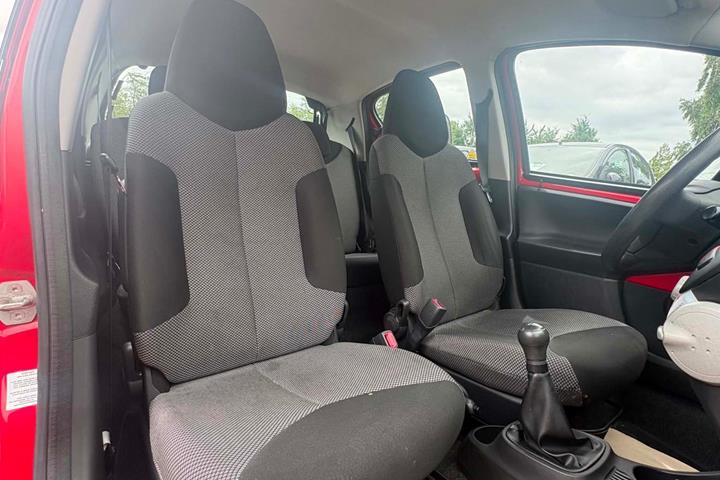 Rød Toyota Aygo fra 2012