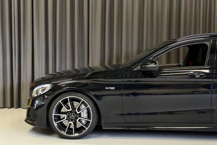 Sort Mercedes C43 fra 2016