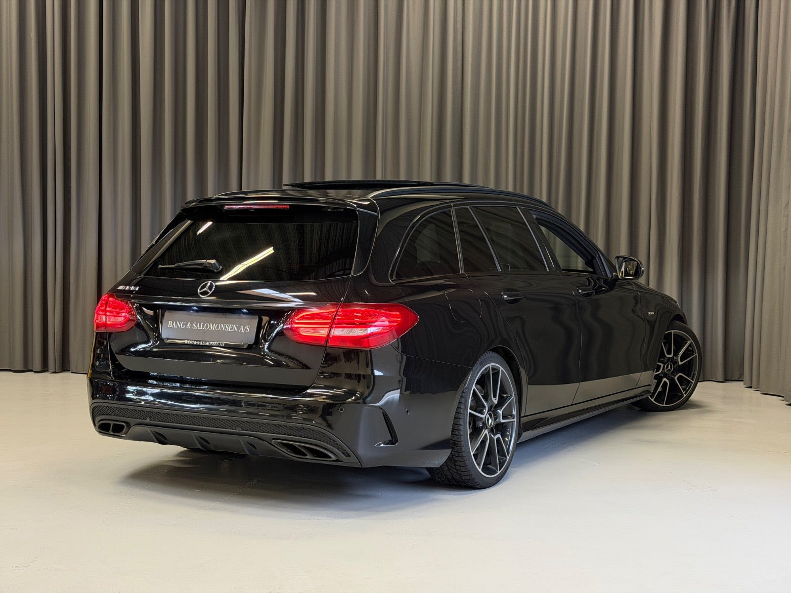 Sort Mercedes C43 fra 2016