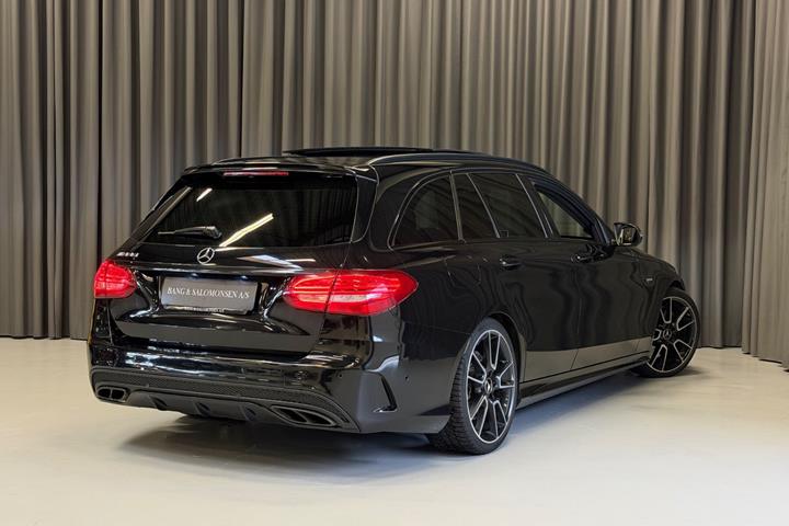 Sort Mercedes C43 fra 2016