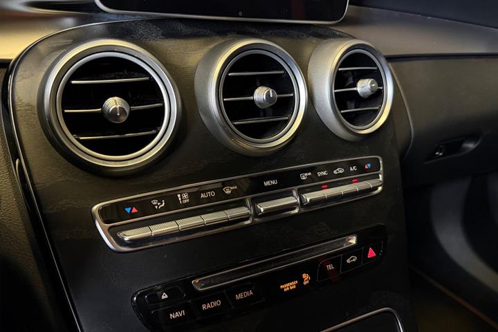Sort Mercedes C43 fra 2016