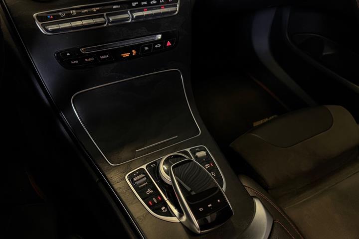 Sort Mercedes C43 fra 2016