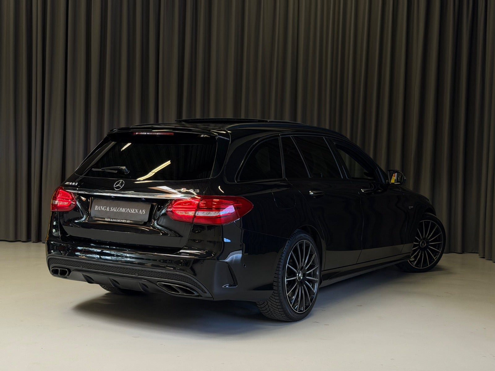 Sort Mercedes C43 fra 2017