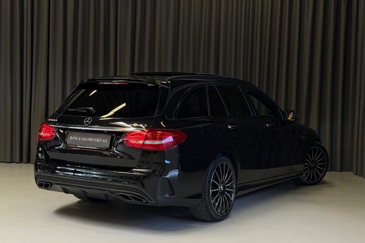 Sort Mercedes C43 fra 2017
