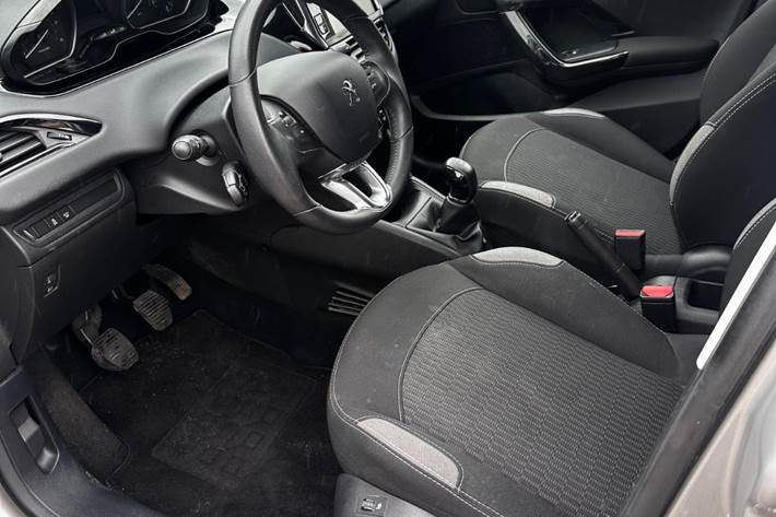 Sølv Peugeot 208 fra 2016