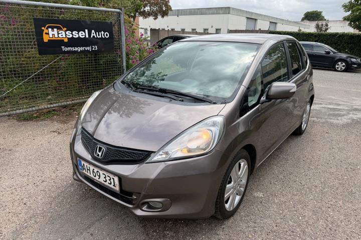 Grøn Honda Jazz fra 2013 set udefra