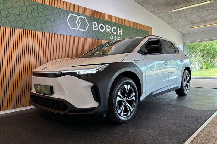Hvid Toyota BZ4X fra 2024 set udefra