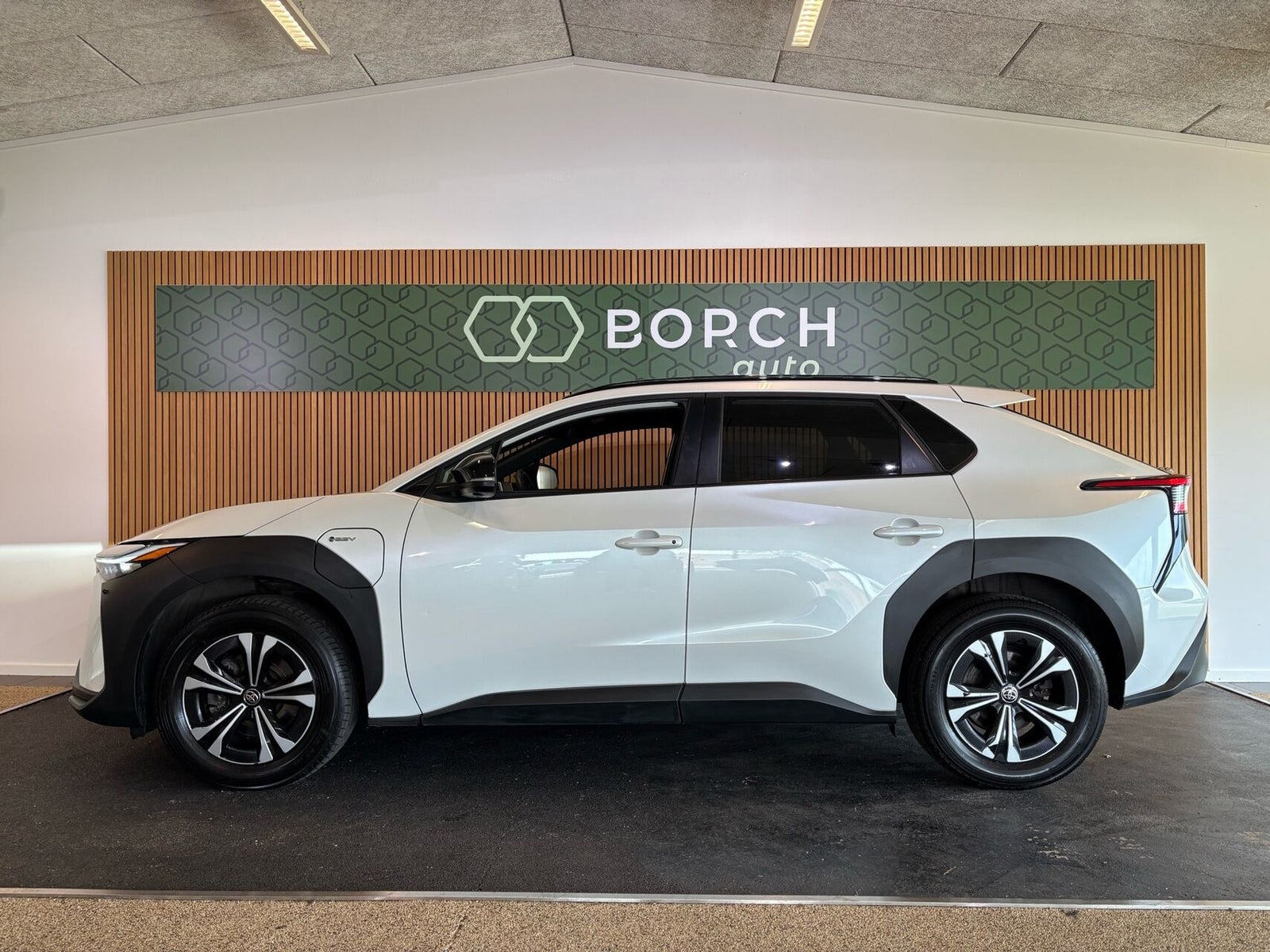 Hvid Toyota BZ4X fra 2024
