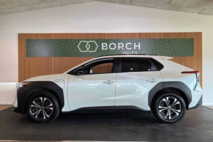 Hvid Toyota BZ4X fra 2024