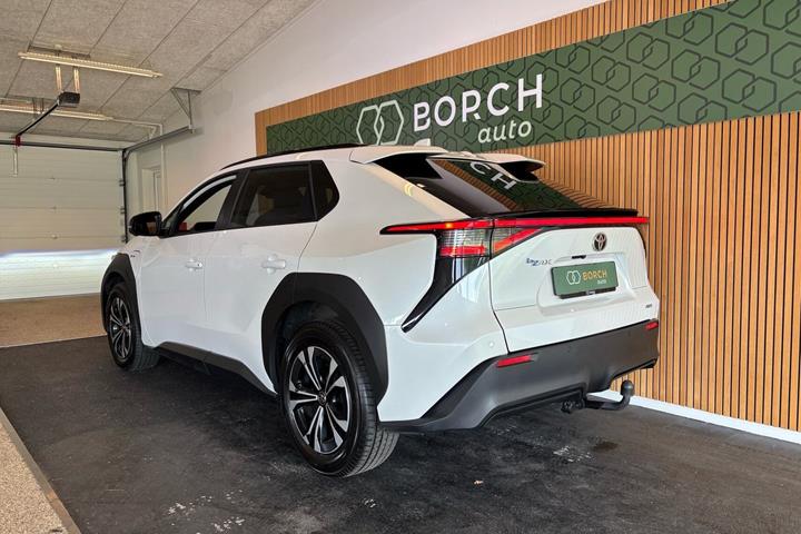 Hvid Toyota BZ4X fra 2024