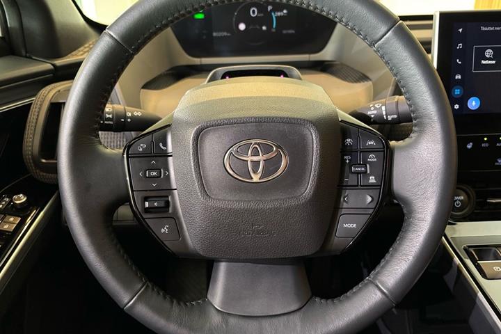 Hvid Toyota BZ4X fra 2024