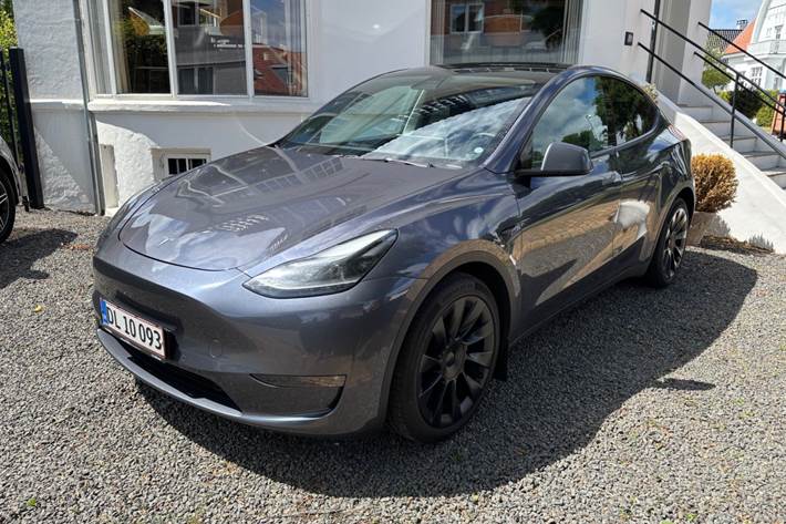 Grå Tesla Model Y fra 2021