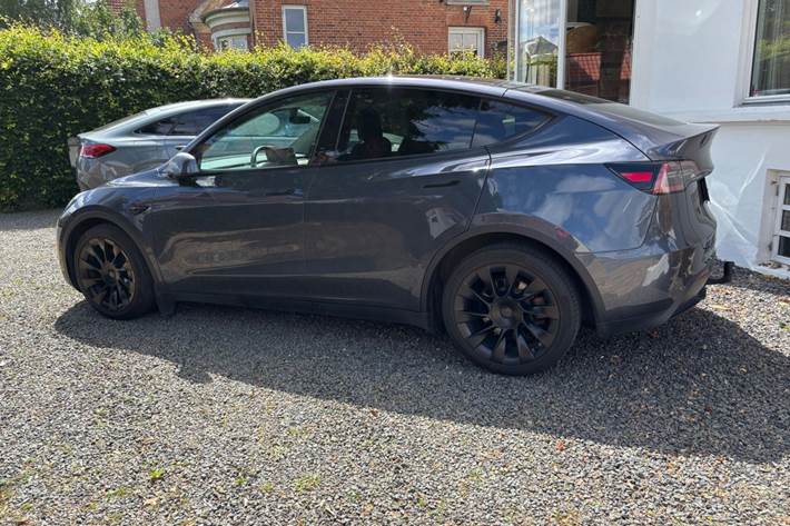 Grå Tesla Model Y fra 2021