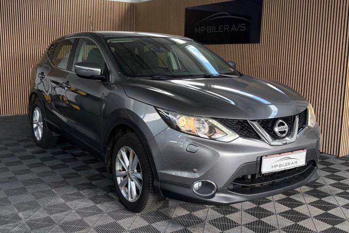 Grå Nissan Qashqai fra 2014 set udefra