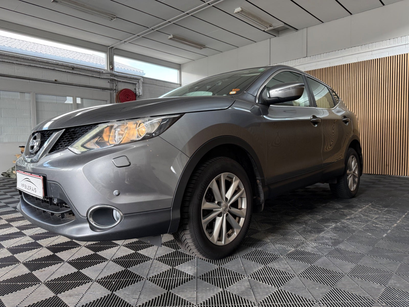 Grå Nissan Qashqai fra 2014