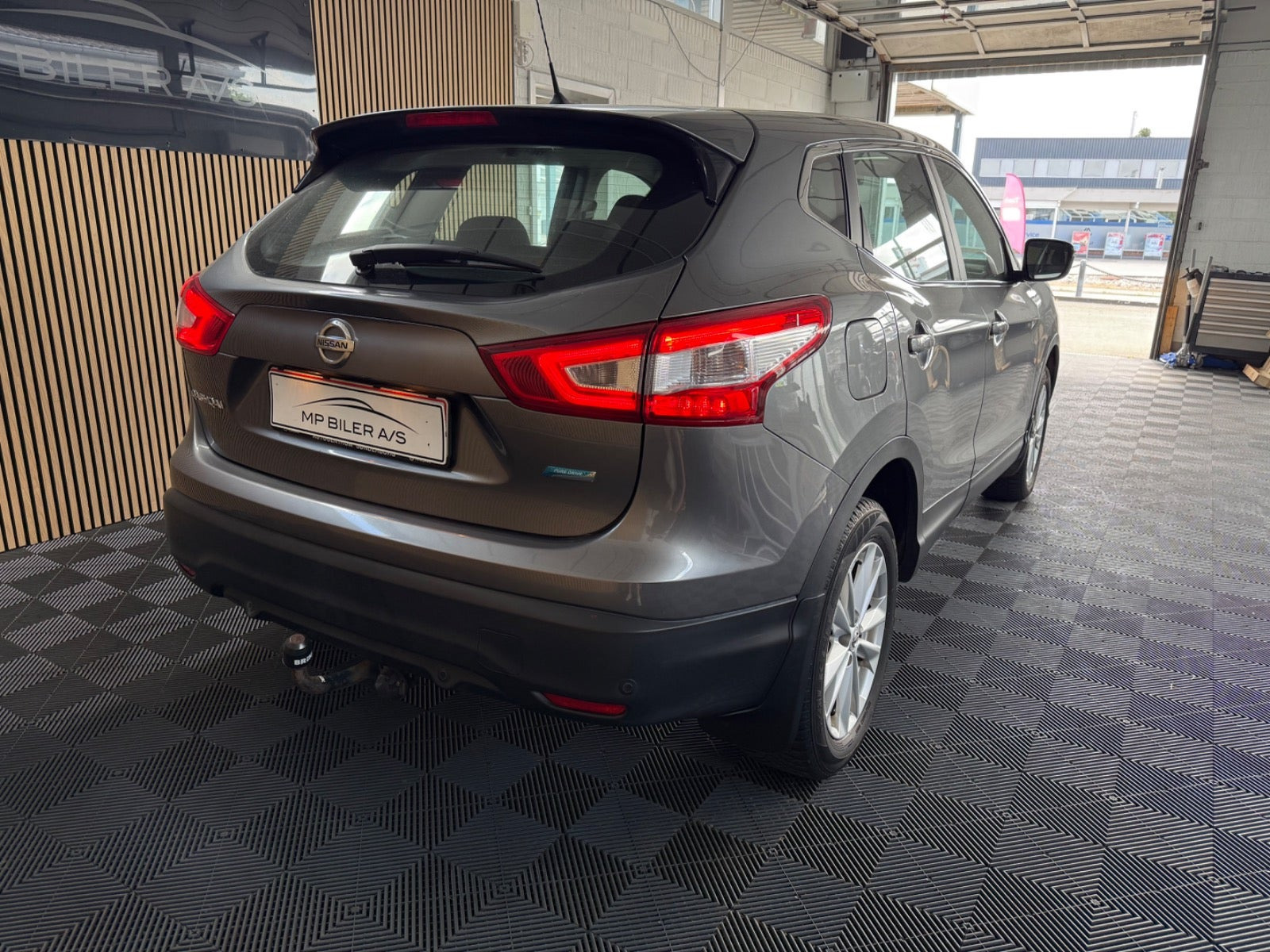 Grå Nissan Qashqai fra 2014